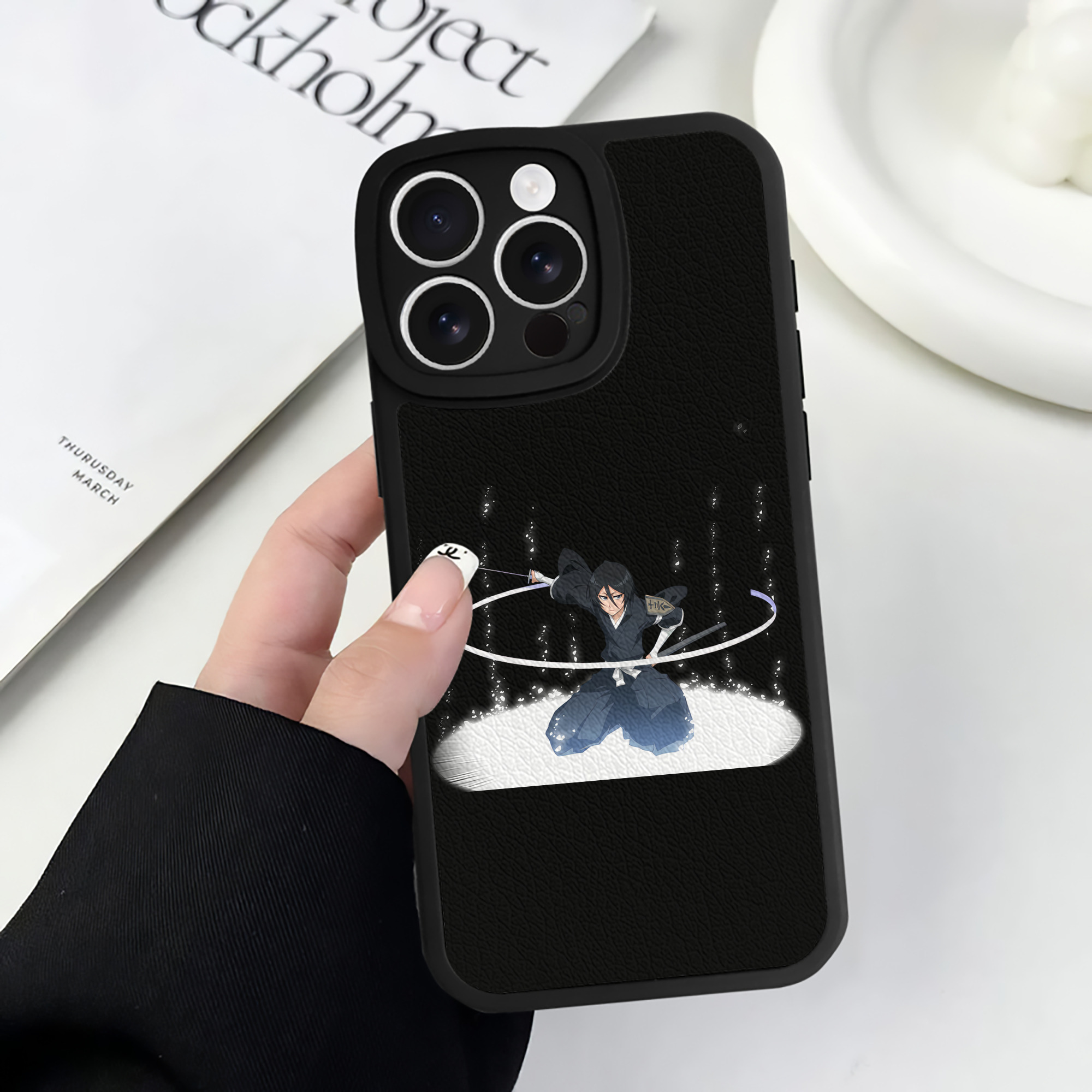 （画像用） ブリーチ 朽木ルキア BLEACH Kuchiki Rukia 【iPhone 16シリーズ対応】シリコンスマホケース（レザー調） 材質：シリコン
